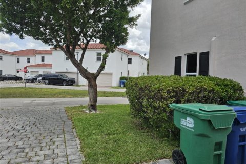 Touwnhouse à louer à Miami, Floride: 4 chambres, 214.79 m2 № 2248618 - photo 17