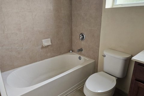 Touwnhouse à louer à Miami, Floride: 4 chambres, 214.79 m2 № 2248618 - photo 15