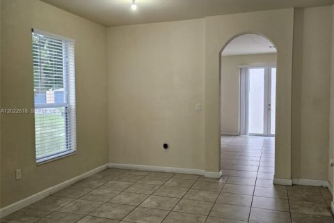 Touwnhouse à louer à Miami, Floride: 4 chambres, 214.79 m2 № 2248618 - photo 6