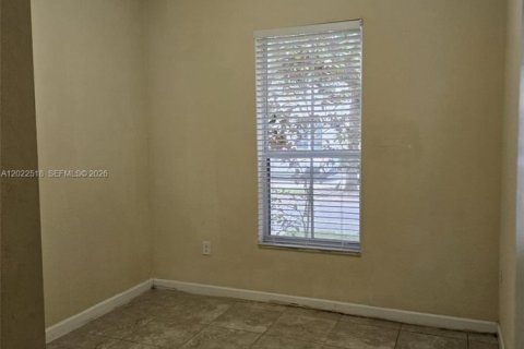Touwnhouse à louer à Miami, Floride: 4 chambres, 214.79 m2 № 2248618 - photo 2