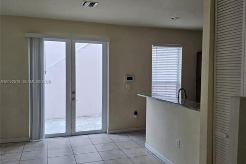 Touwnhouse à louer à Miami, Floride: 4 chambres, 214.79 m2 № 2248618 - photo 19