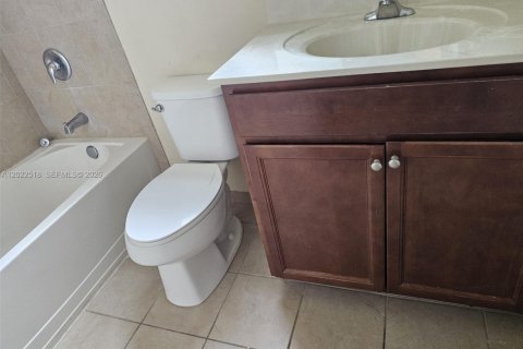 Touwnhouse à louer à Miami, Floride: 4 chambres, 214.79 m2 № 2248618 - photo 14
