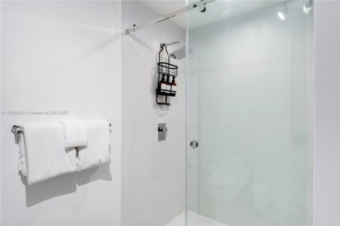 Condominio en alquiler en Miami, Florida, 2 dormitorios, 110.55 m2 № 1938361 - foto 17