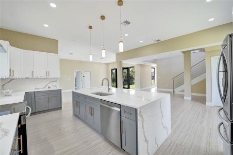 House in Plantation, Florida 4 bedrooms, 274.43 sq.m. № 1889406 - photo 22