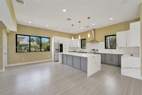 House in Plantation, Florida 4 bedrooms, 274.43 sq.m. № 1889406 - photo 17