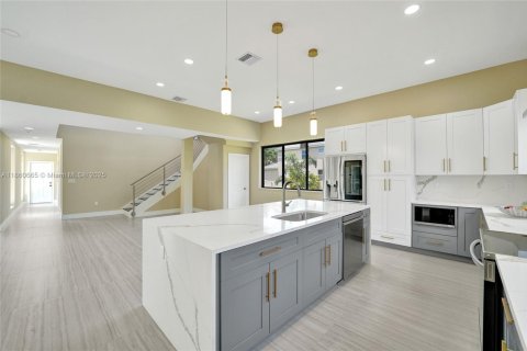 House in Plantation, Florida 4 bedrooms, 274.43 sq.m. № 1889406 - photo 24