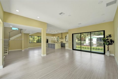 House in Plantation, Florida 4 bedrooms, 274.43 sq.m. № 1889406 - photo 6