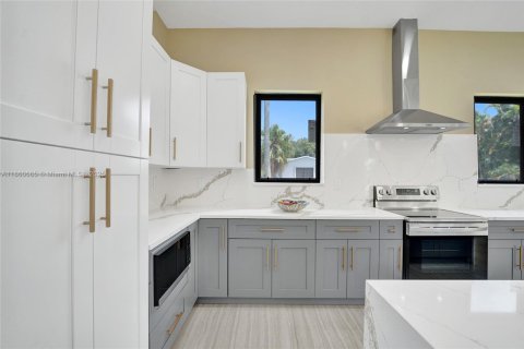 House in Plantation, Florida 4 bedrooms, 274.43 sq.m. № 1889406 - photo 20