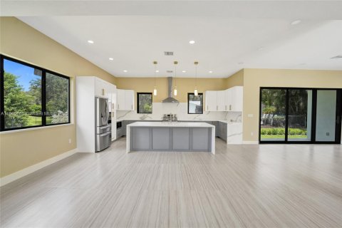 House in Plantation, Florida 4 bedrooms, 274.43 sq.m. № 1889406 - photo 13