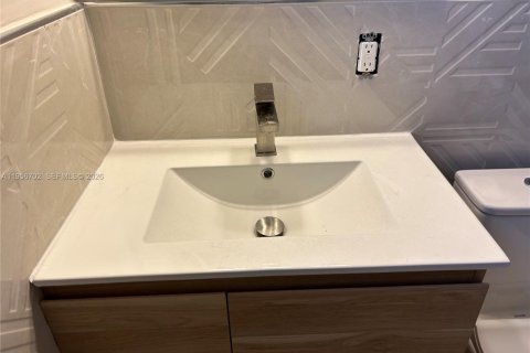 Condo in Miami, Florida, 2 bedrooms  № 2080522 - photo 6