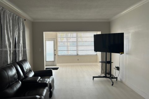 Condo in Miami, Florida, 2 bedrooms  № 2080522 - photo 12