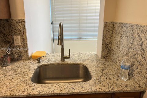 Condo in Miami, Florida, 2 bedrooms  № 2080522 - photo 4