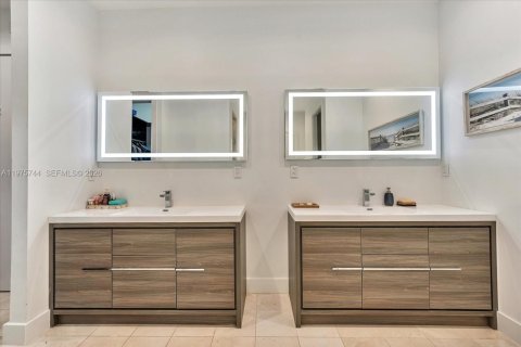 Townhouse in Miami, Florida 3 bedrooms, 288.37 sq.m. № 2041080 - photo 28