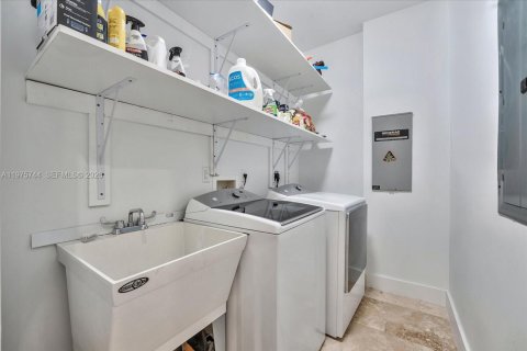 Townhouse in Miami, Florida 3 bedrooms, 288.37 sq.m. № 2041080 - photo 17