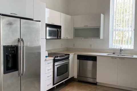 Condominio en alquiler en Miami, Florida, 2 dormitorios, 98.1 m2 № 1984681 - foto 2