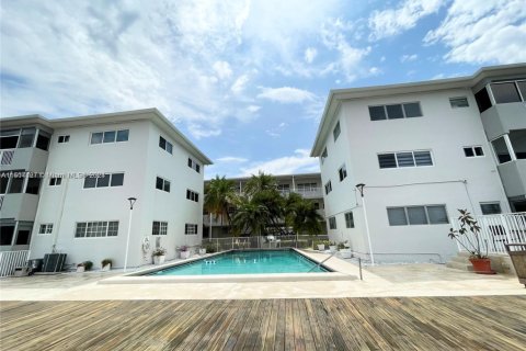 Condominio en venta en Hallandale Beach, Florida, 2 dormitorios, 117.06 m2 № 1938334 - foto 13
