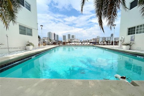 Condominio en venta en Hallandale Beach, Florida, 2 dormitorios, 117.06 m2 № 1938334 - foto 3