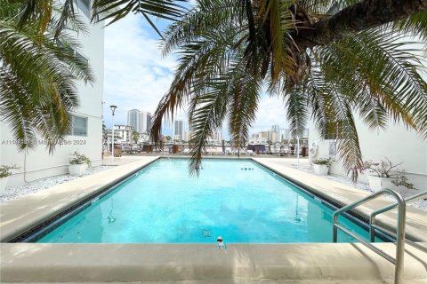 Condominio en venta en Hallandale Beach, Florida, 2 dormitorios, 117.06 m2 № 1938334 - foto 2