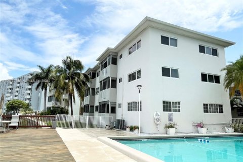 Copropriété à vendre à Hallandale Beach, Floride: 2 chambres, 117.06 m2 № 1938334 - photo 1