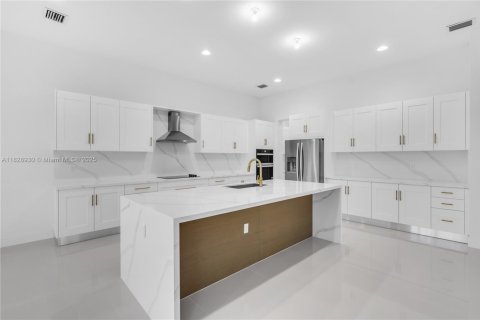 House in Davie, Florida 6 bedrooms, 549.8 sq.m. № 1807551 - photo 16