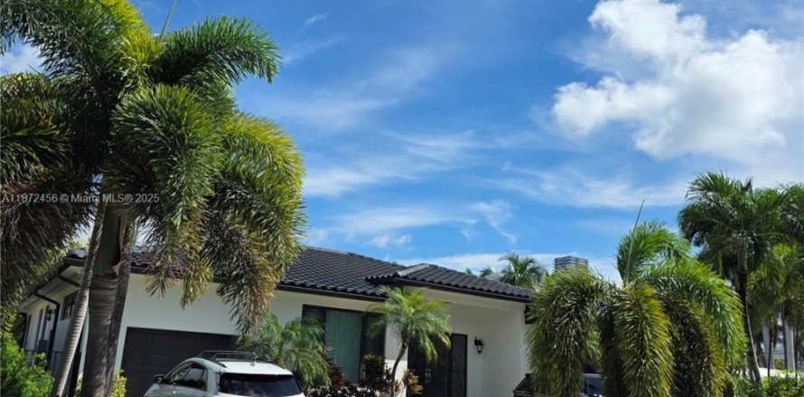 Дом в Санни-Айлс-Бич, Флорида 3 спальни, 193.24м2 № 1980946