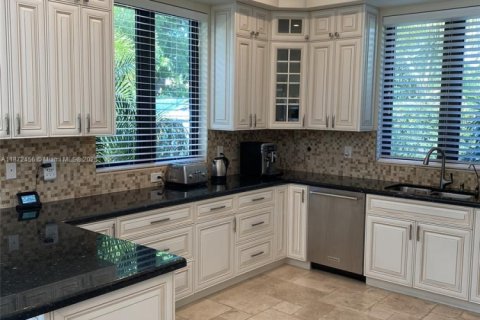 Купить виллу или дом в Санни-Айлс-Бич, Флорида 3 спальни, 193.24м2, № 1980946 - фото 12