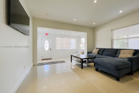 House in Hollywood, Florida 4 bedrooms № 1997063 - photo 14