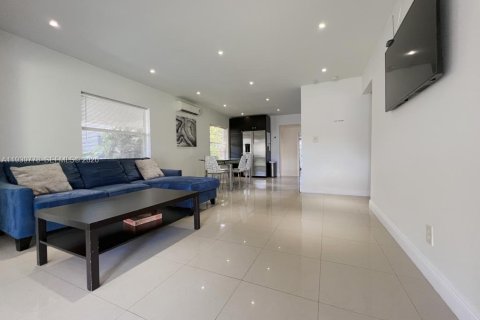 House in Hollywood, Florida 4 bedrooms № 1997063 - photo 2