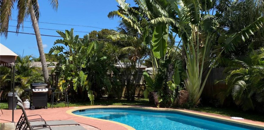 House in Hollywood, Florida 4 bedrooms № 1997063