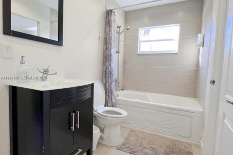 House in Hollywood, Florida 4 bedrooms № 1997063 - photo 9