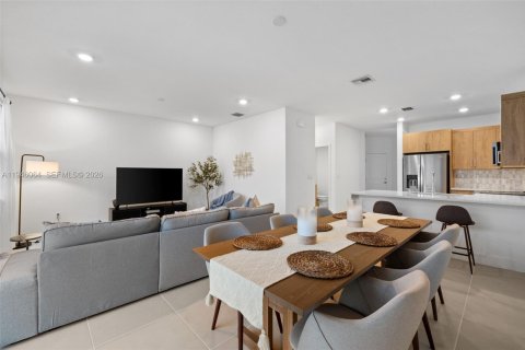 Снять в аренду таунхаус в Пемброк-Пайнс, Флорида 4 спальни, 171.68м2, № 2006896 - фото 14