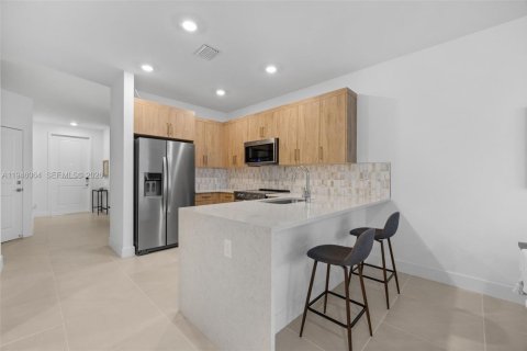 Снять в аренду таунхаус в Пемброк-Пайнс, Флорида 4 спальни, 171.68м2, № 2006896 - фото 11