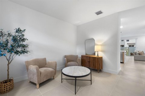 Снять в аренду таунхаус в Пемброк-Пайнс, Флорида 4 спальни, 171.68м2, № 2006896 - фото 4