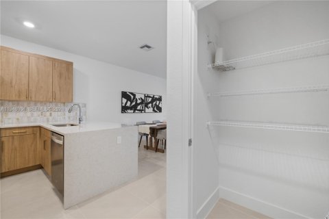 Снять в аренду таунхаус в Пемброк-Пайнс, Флорида 4 спальни, 171.68м2, № 2006896 - фото 23