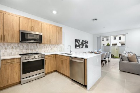 Снять в аренду таунхаус в Пемброк-Пайнс, Флорида 4 спальни, 171.68м2, № 2006896 - фото 7