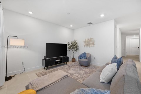 Снять в аренду таунхаус в Пемброк-Пайнс, Флорида 4 спальни, 171.68м2, № 2006896 - фото 15