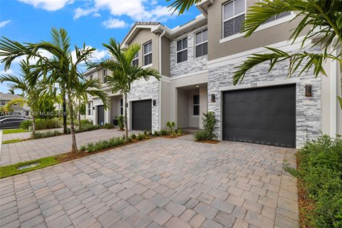 Снять в аренду таунхаус в Пемброк-Пайнс, Флорида 4 спальни, 171.68м2, № 2006896 - фото 2