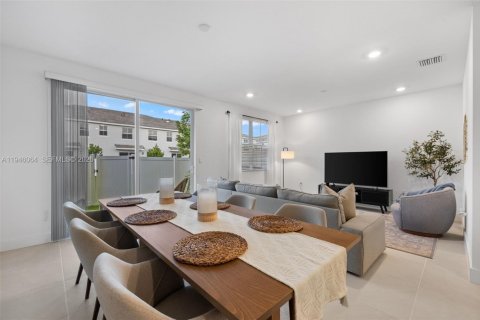 Снять в аренду таунхаус в Пемброк-Пайнс, Флорида 4 спальни, 171.68м2, № 2006896 - фото 12