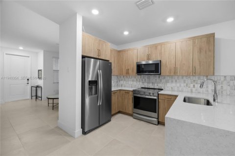 Снять в аренду таунхаус в Пемброк-Пайнс, Флорида 4 спальни, 171.68м2, № 2006896 - фото 10