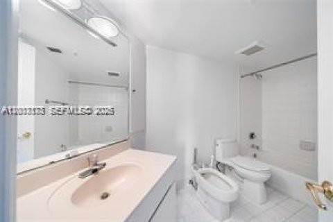Condo in Miami Beach, Florida, 2 bedrooms  № 2071084 - photo 13
