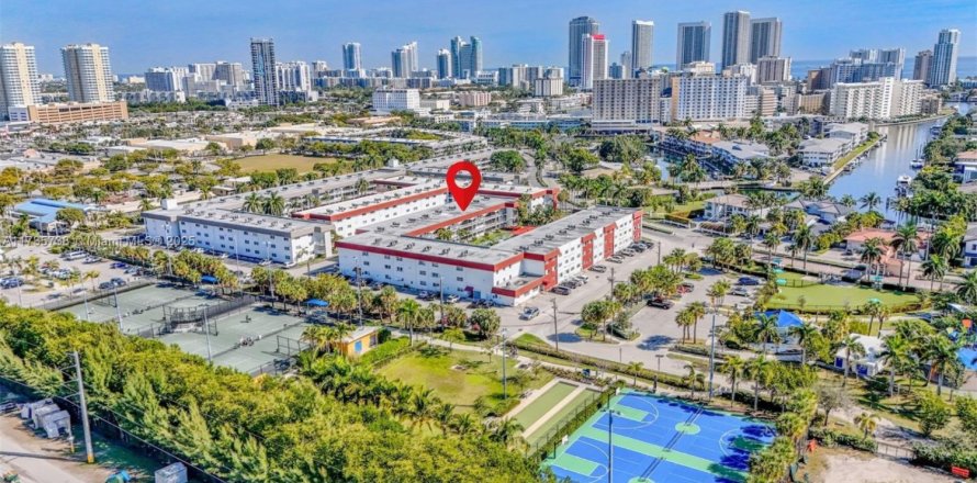 Condo in Hallandale Beach, Florida, 2 bedrooms № 1484942