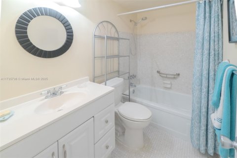 Condo in Hallandale Beach, Florida, 2 bedrooms  № 1484942 - photo 10
