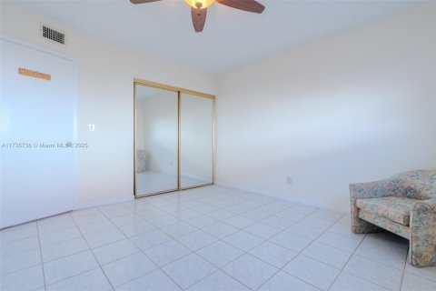 Condo in Hallandale Beach, Florida, 2 bedrooms  № 1484942 - photo 9