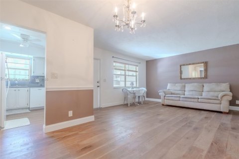 Condo in Hallandale Beach, Florida, 2 bedrooms  № 1484942 - photo 4
