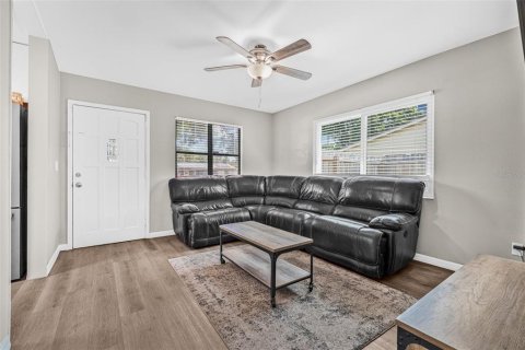 House in Pinellas Park, Florida 3 bedrooms, 89.93 sq.m. № 1803389 - photo 7