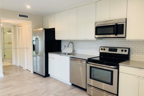 Apartamento en alquiler en Fort Lauderdale, Florida, 1 dormitorio, 616.31 m2 № 1948428 - foto 1