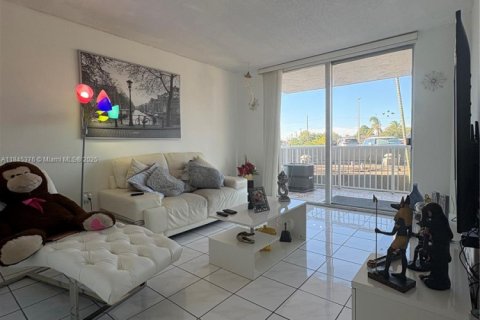 Condominio en venta en Miami, Florida, 2 dormitorios, 71.26 m2 № 1841066 - foto 12