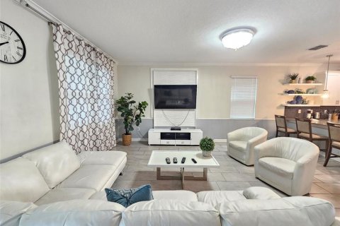 Villa ou maison à vendre à Kissimmee, Floride: 8 chambres, 398.46 m2 № 2414087 - photo 9