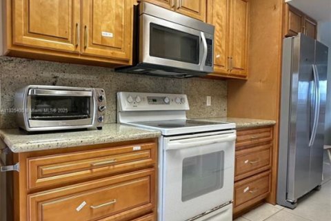 Condo in Pembroke Pines, Florida, 2 bedrooms  № 1794245 - photo 3