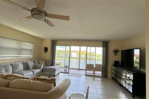 Condo in Pembroke Pines, Florida, 2 bedrooms  № 1794245 - photo 2